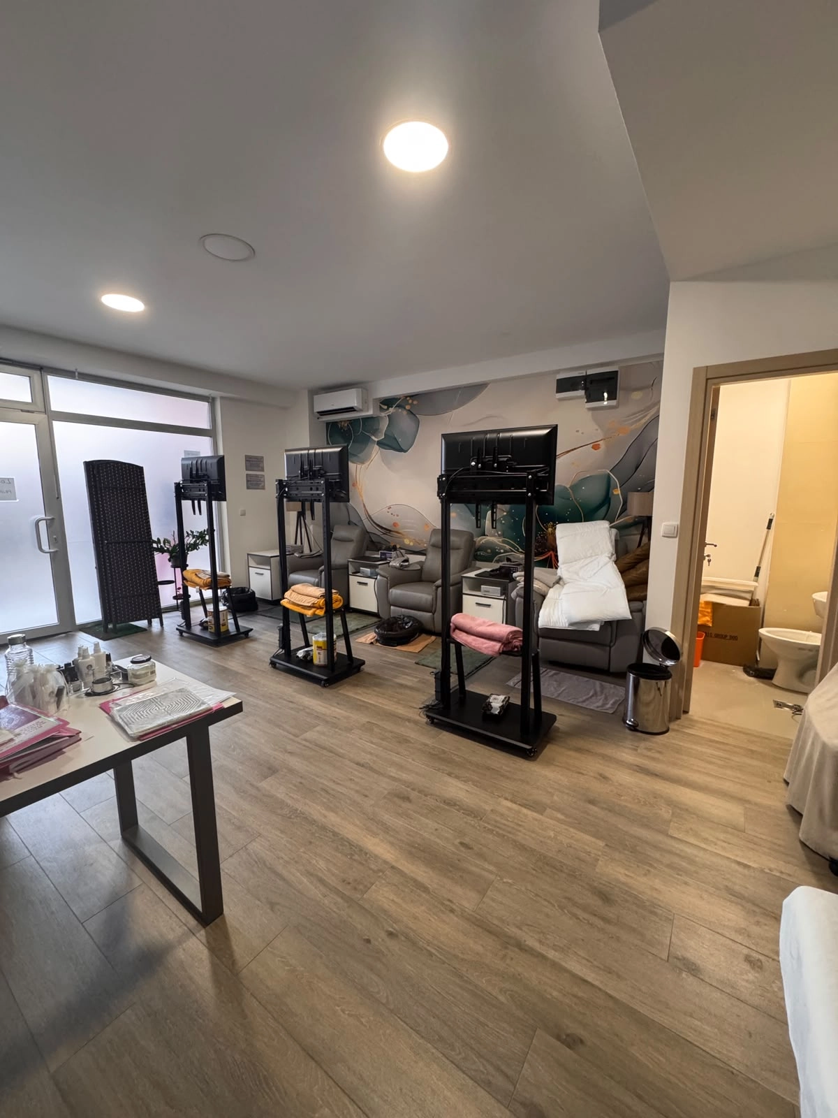 Poslovni-prostor-sa-staklenim-izlogom-u-zgradi-Vivaldi-Budva-4 Poslovni prostor 39 m² – Rozino, Budva — fotografija 5