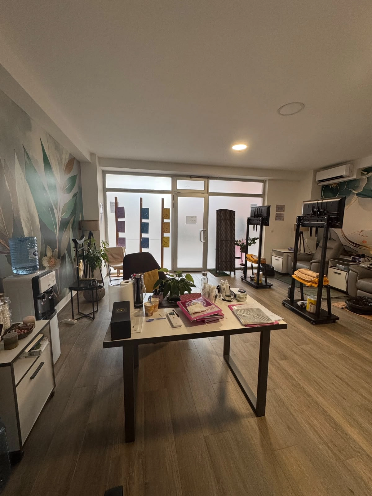 Poslovni-prostor-sa-staklenim-izlogom-u-zgradi-Vivaldi-Budva-6 Poslovni prostor 39 m² – Rozino, Budva — fotografija 7