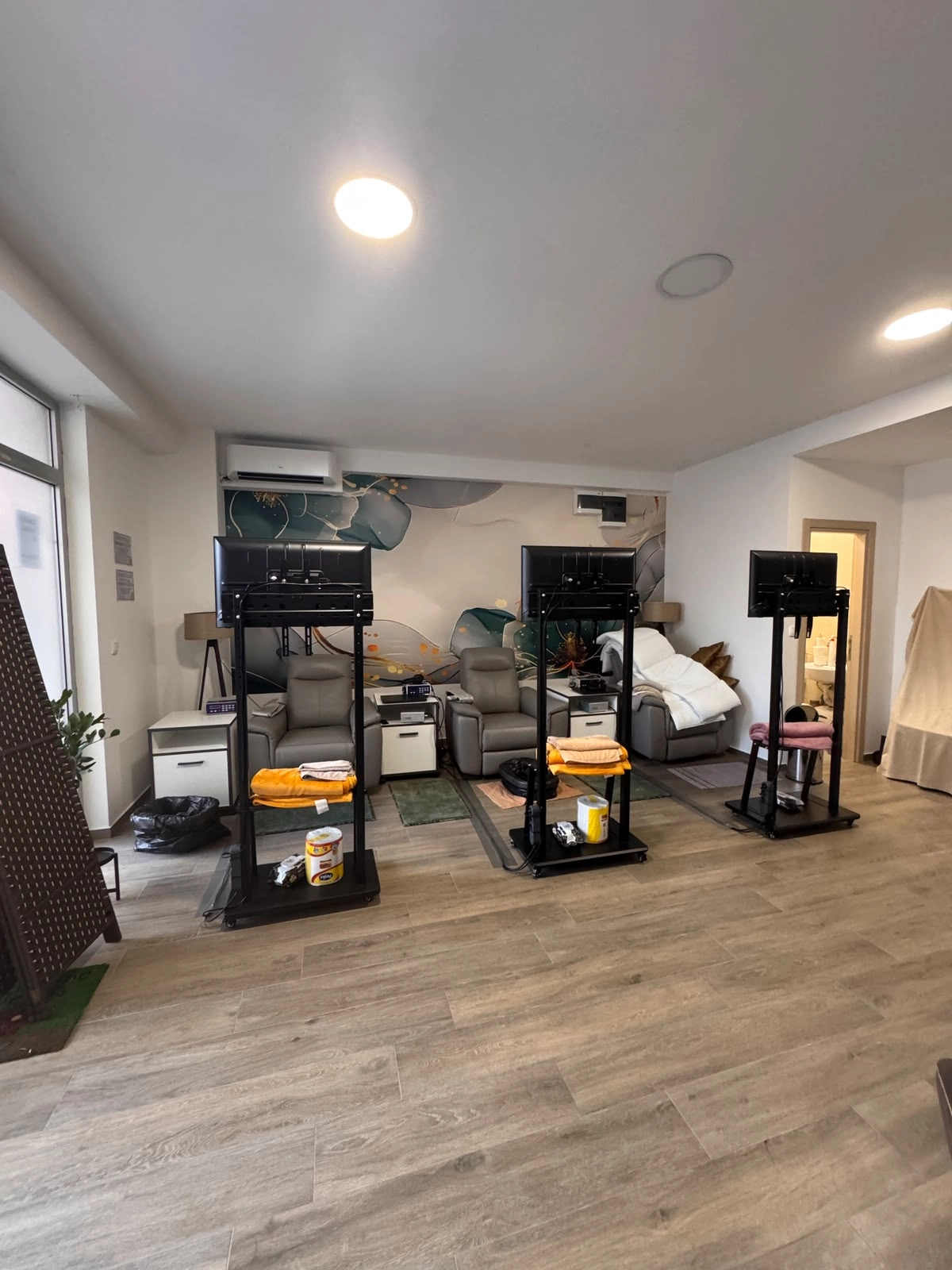 Poslovni-prostor-sa-staklenim-izlogom-u-zgradi-Vivaldi-Budva-7 Poslovni prostor 39 m² – Rozino, Budva — fotografija 8