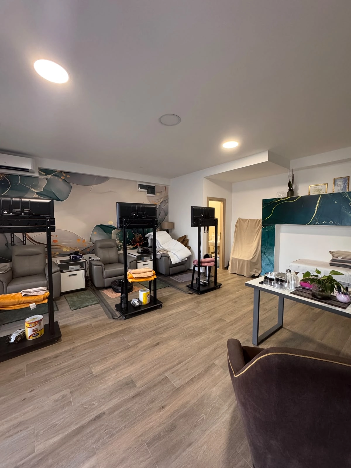 Poslovni-prostor-sa-staklenim-izlogom-u-zgradi-Vivaldi-Budva-8 Poslovni prostor 39 m² – Rozino, Budva — fotografija 9