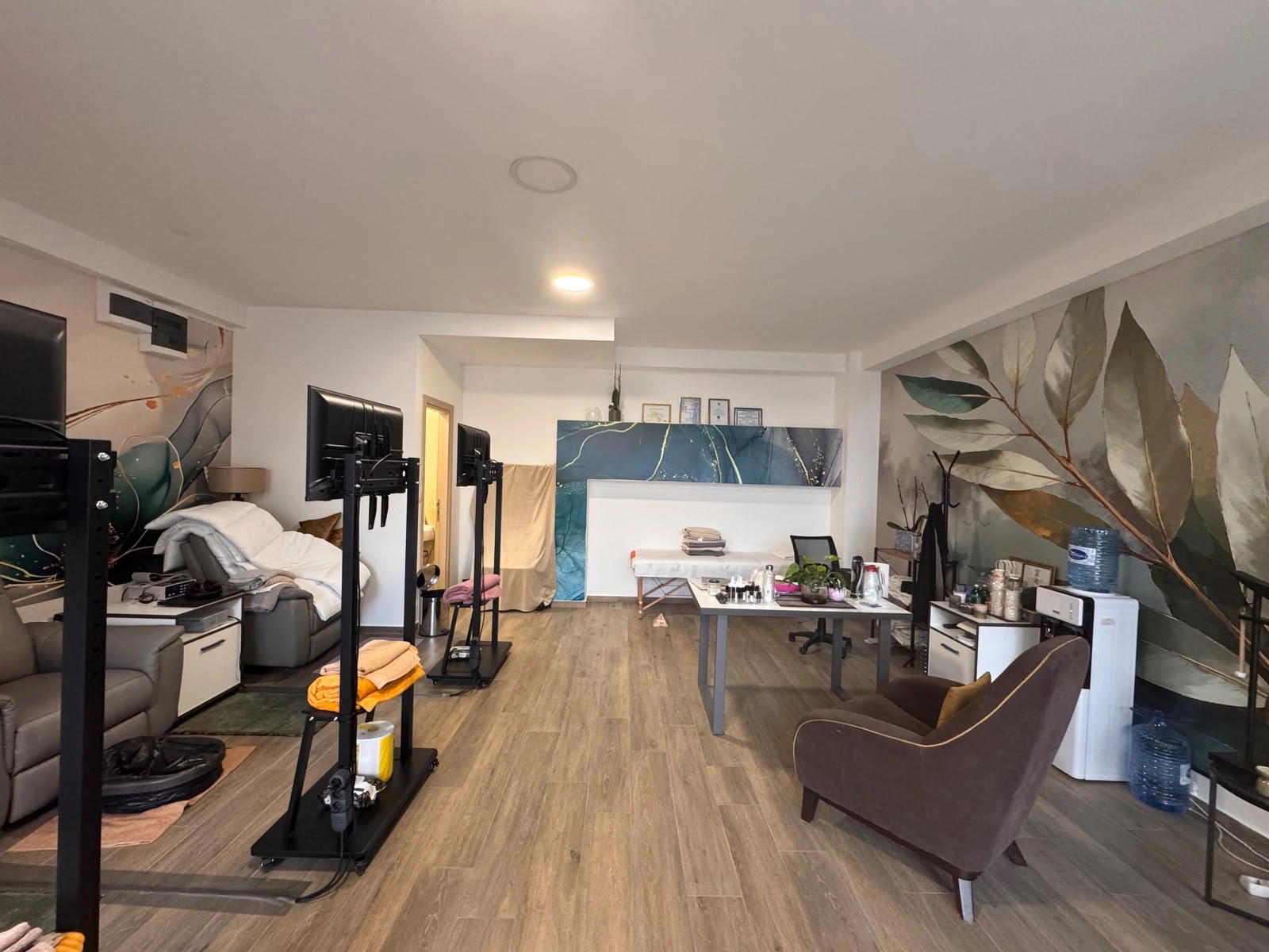 Poslovni-prostor-sa-staklenim-izlogom-u-zgradi-Vivaldi-Budva-12 Poslovni prostor 39 m² – Rozino, Budva — fotografija 13