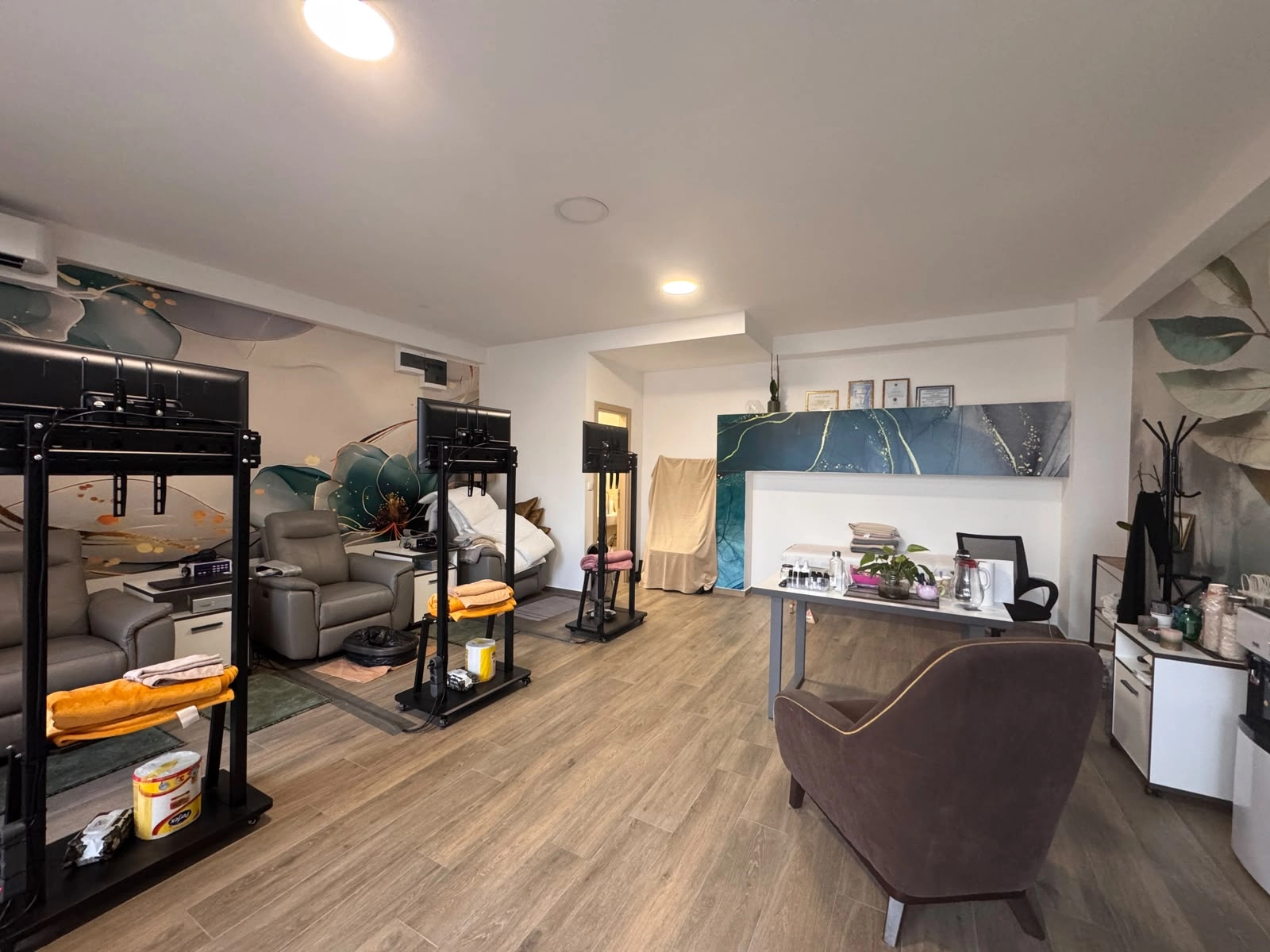 Poslovni-prostor-sa-staklenim-izlogom-u-zgradi-Vivaldi-Budva-13 Poslovni prostor 39 m² – Rozino, Budva — fotografija 14