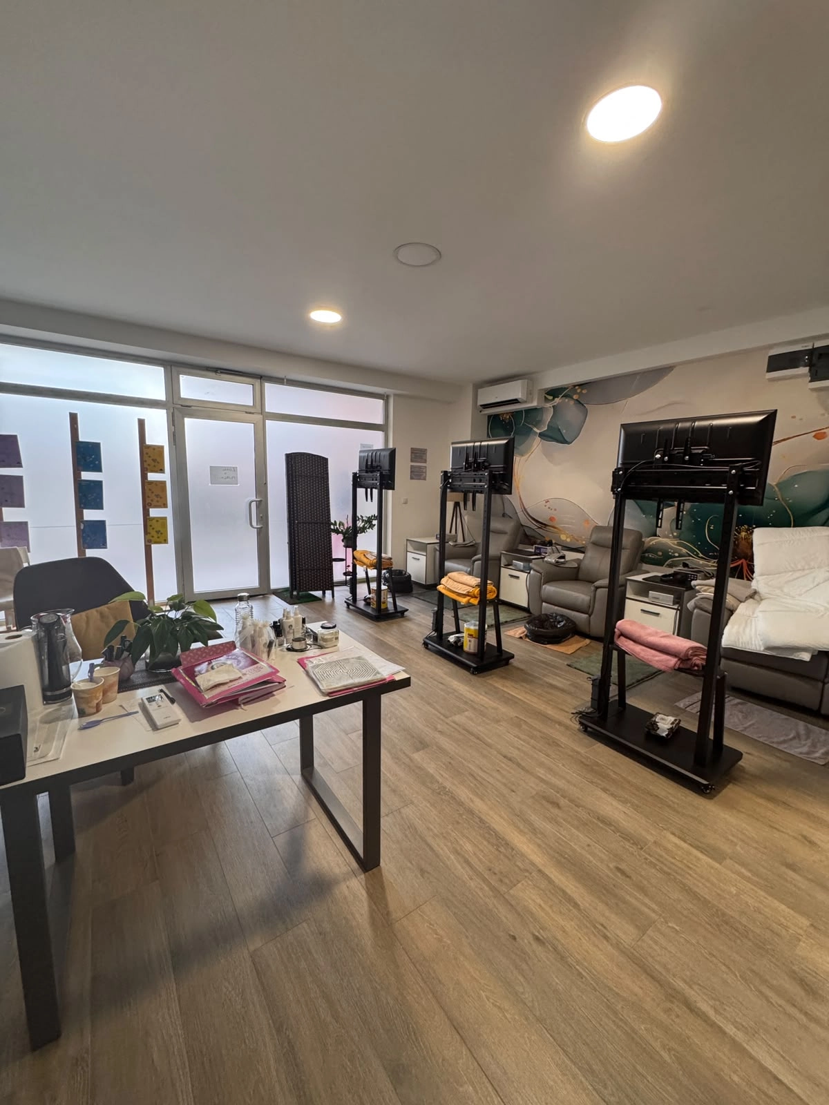 Poslovni-prostor-sa-staklenim-izlogom-u-zgradi-Vivaldi-Budva-14 Poslovni prostor 39 m² – Rozino, Budva — fotografija 15