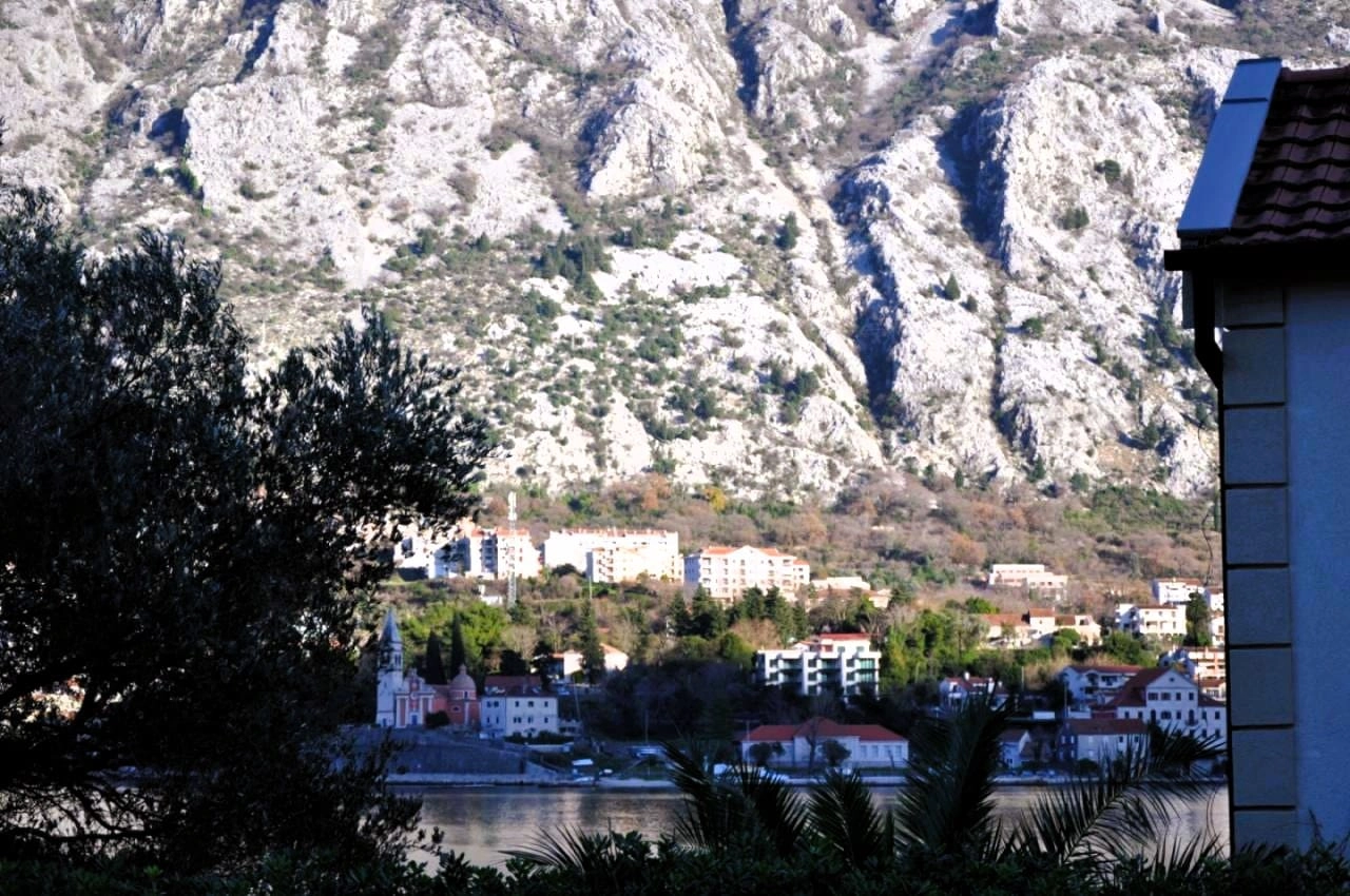 Trosoban-stan-na-prvoj-liniji-u-Prcanju-Kotor-4 Trosoban stan 110 m² – Prčanj, Kotor — fotografija 5
