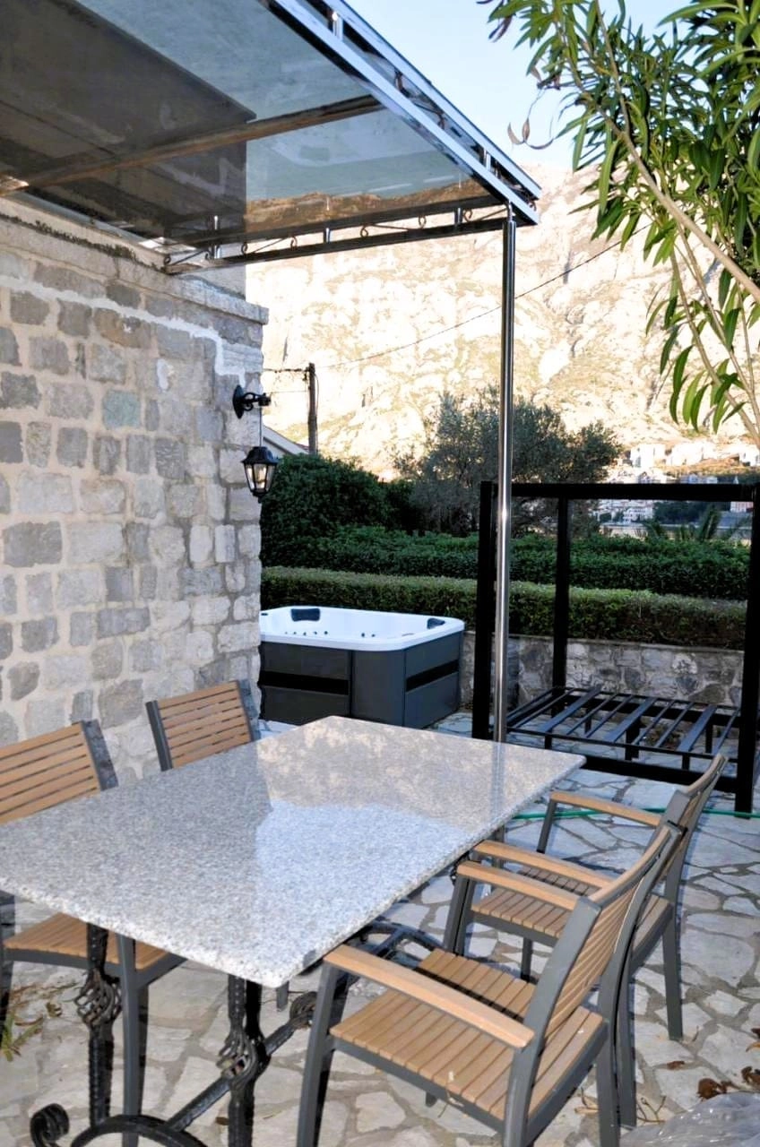 Trosoban-stan-na-prvoj-liniji-u-Prcanju-Kotor-12 Trosoban stan 110 m² – Prčanj, Kotor — fotografija 13