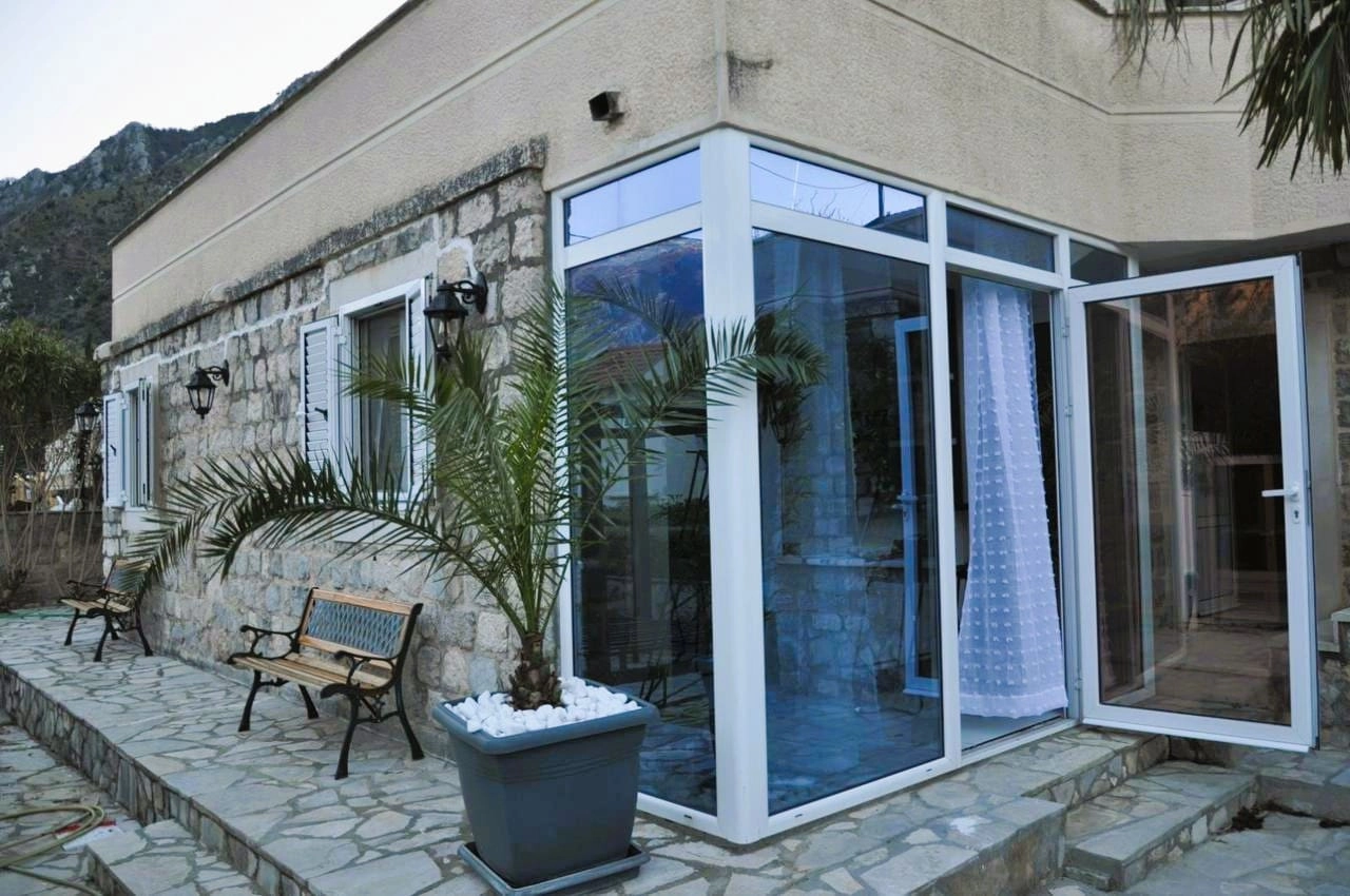 Trosoban-stan-na-prvoj-liniji-u-Prcanju-Kotor-14 Trosoban stan 110 m² – Prčanj, Kotor — fotografija 15