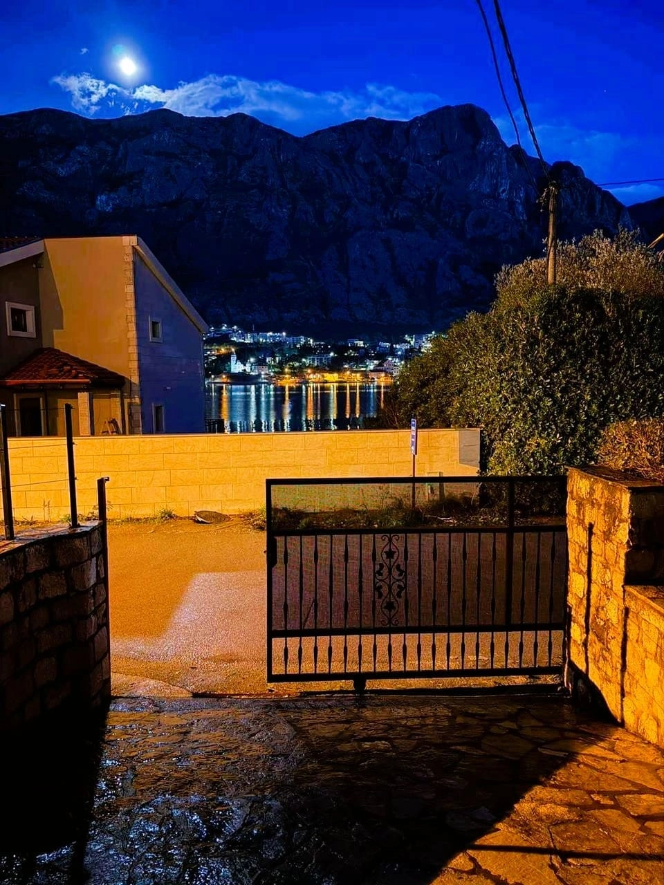 Trosoban-stan-na-prvoj-liniji-u-Prcanju-Kotor-17 Trosoban stan 110 m² – Prčanj, Kotor — fotografija 18