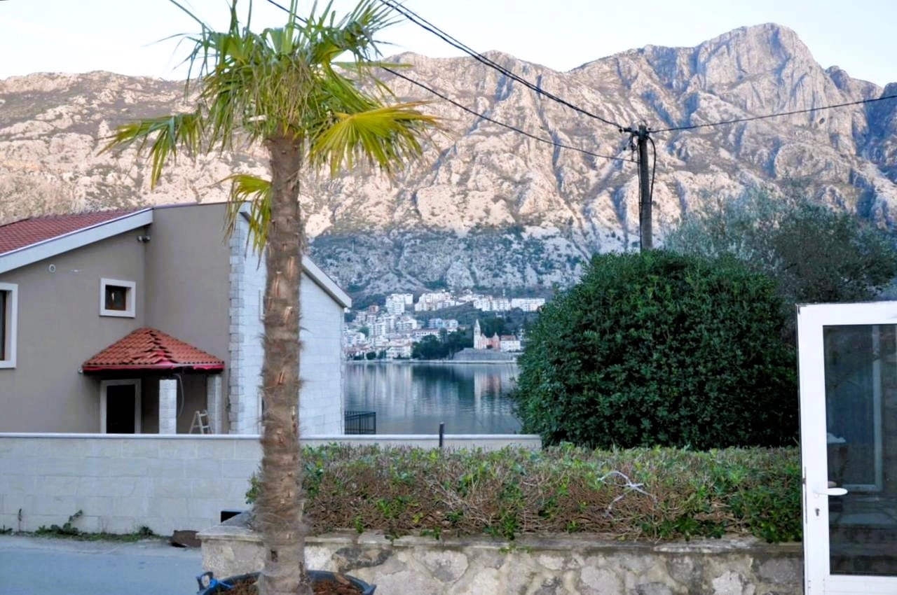 Trosoban-stan-na-prvoj-liniji-u-Prcanju-Kotor-18 Trosoban stan 110 m² – Prčanj, Kotor — fotografija 19
