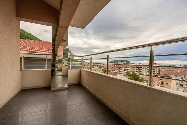 Dvosoban-dupleks-stan-sa-terasama-i-pogledom-na-more-Budva-6 Dvosoban stan 98 m² – Babilonija, Budva — fotografija 7