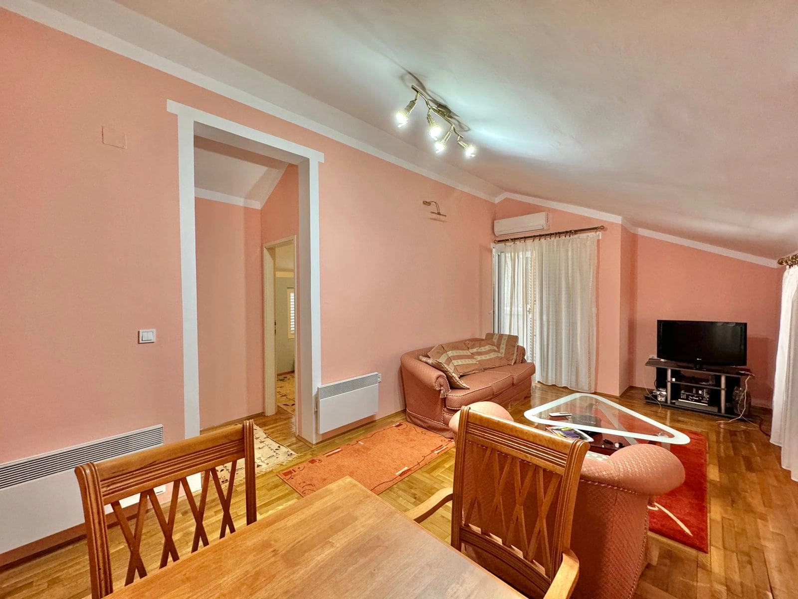 Dvosoban-stan-sa-terasom-u-Budvi-6 Dvosoban stan 54 m² – Budva — fotografija 7