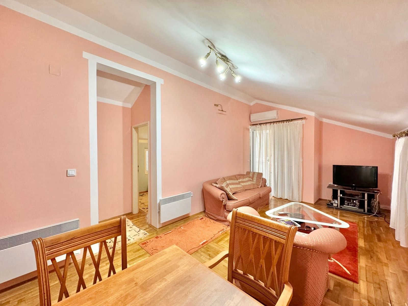 Dvosoban-stan-sa-terasom-u-Budvi-14 Dvosoban stan 54 m² – Budva — fotografija 15