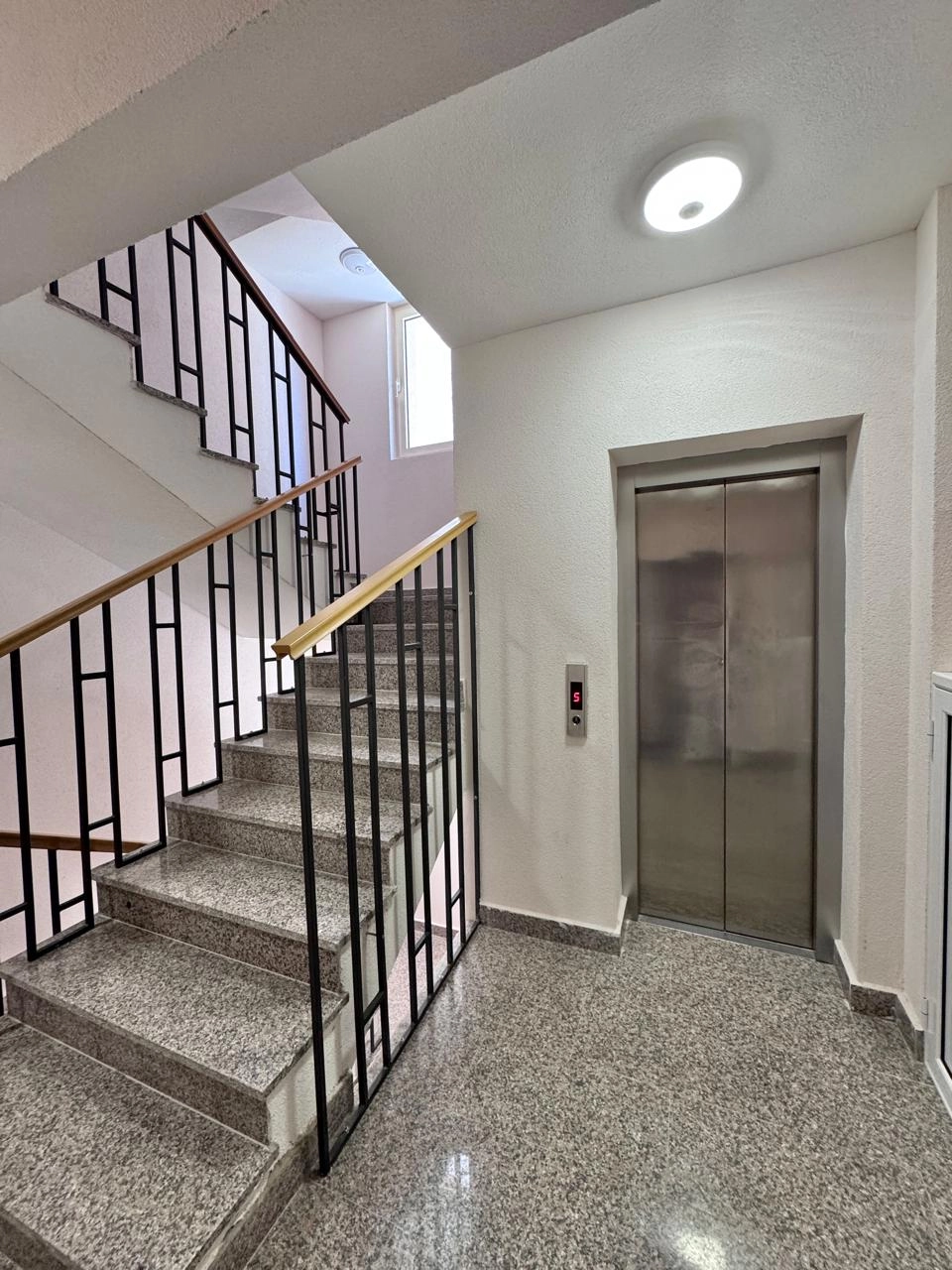 Garsonjera-sa-balkonom-u-centru-Budve-11 Stan 21 m² – Budva — fotografija 12