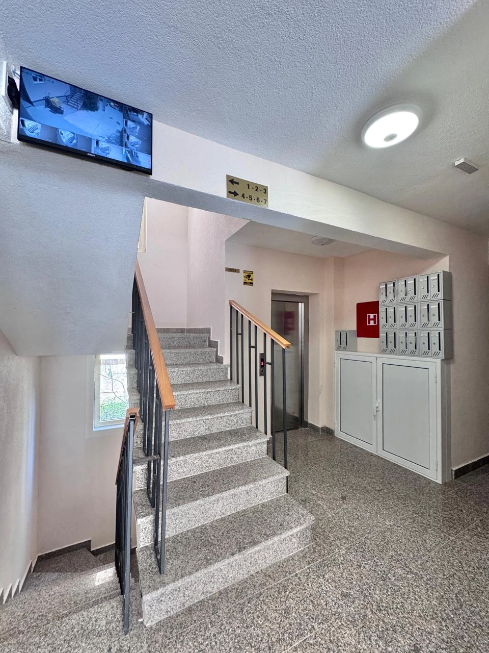 Garsonjera-sa-balkonom-u-centru-Budve-13 Stan 21 m² – Budva — fotografija 14