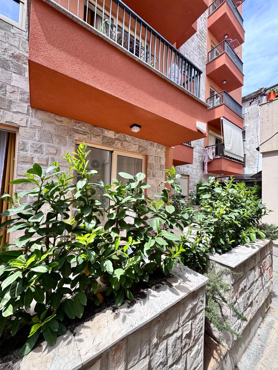 Garsonjera-sa-balkonom-u-centru-Budve-16 Stan 21 m² – Budva — fotografija 17