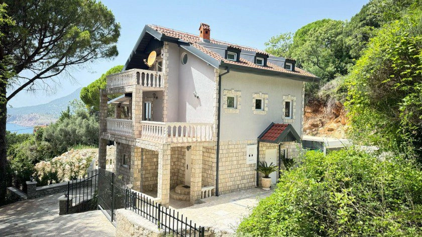 Vila sa bazenom i pogledom na more