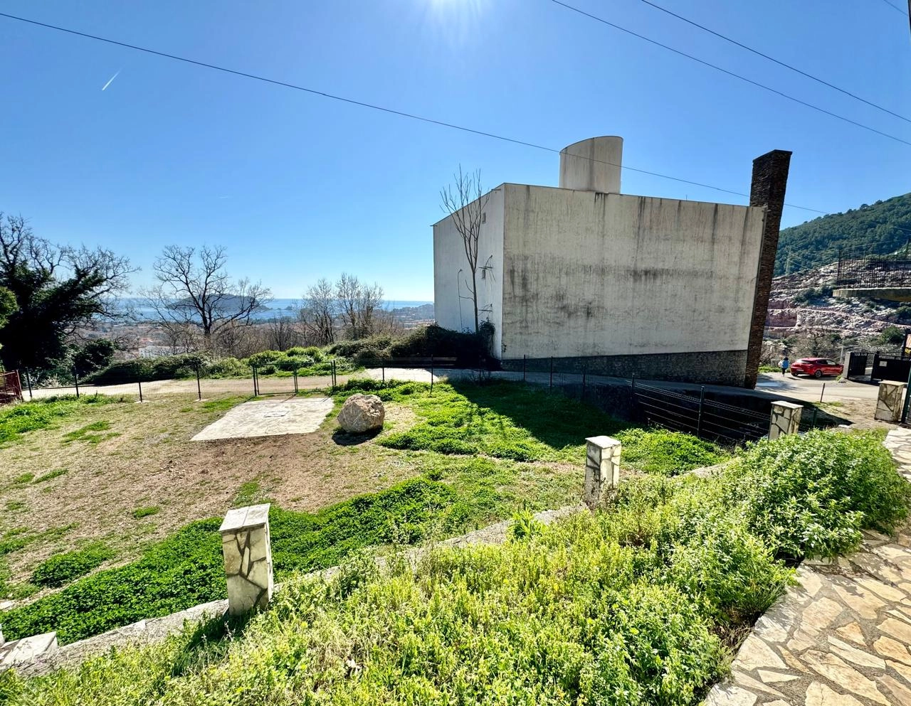 Kuca-sa-placem-i-pogledom-na-more-Podostrog-Budva-9 Kuća 139 m² – Budva — fotografija 10