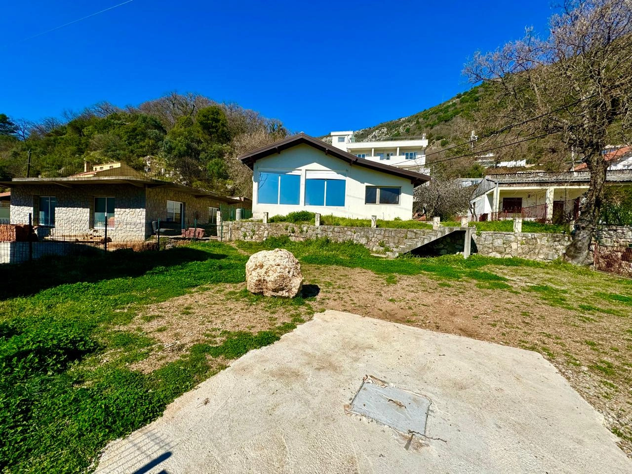 Kuca-sa-placem-i-pogledom-na-more-Podostrog-Budva-13 Kuća 139 m² – Budva — fotografija 14