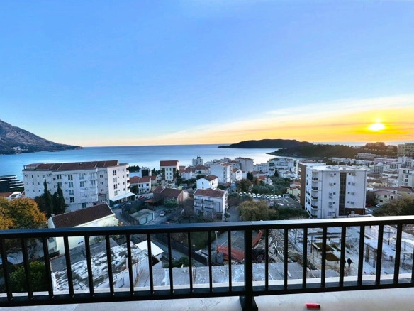 Dvosoban stan sa pogledom na more u Bečićima