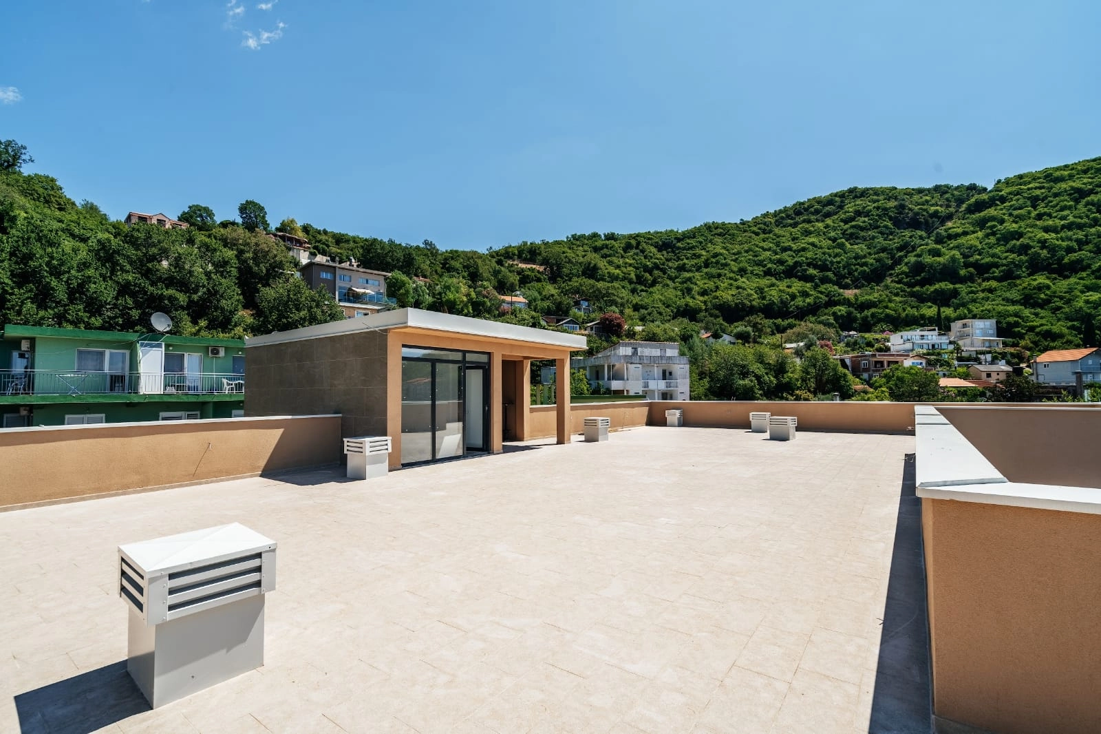 Mini-hotel-sa-20-soba-i-pogledom-na-more-Seoce-Budva-8 Hotel 1.530 m² – Seoce, Budva — fotografija 9