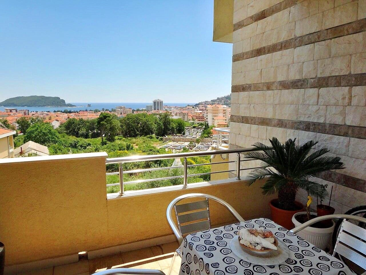 Trosoban-stan-sa-terasom-u-Budvi-5 Trosoban stan 100 m² – Lazi, Budva — fotografija 6