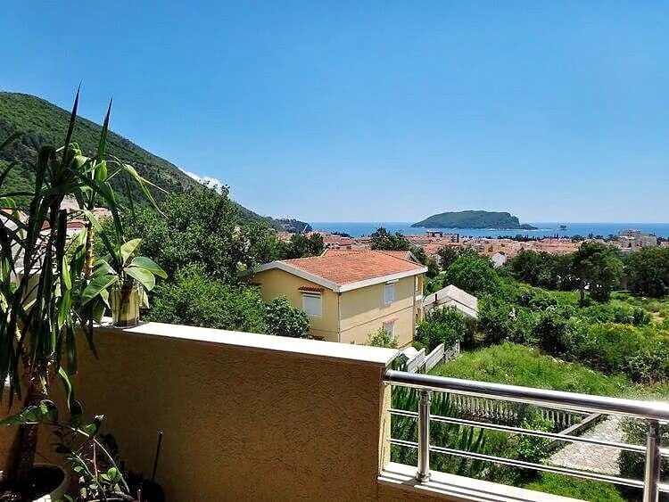 Trosoban-stan-sa-terasom-u-Budvi-10 Trosoban stan 100 m² – Lazi, Budva — fotografija 11
