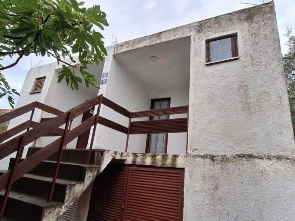 Kuća na dva odvojena placa u Šušnju