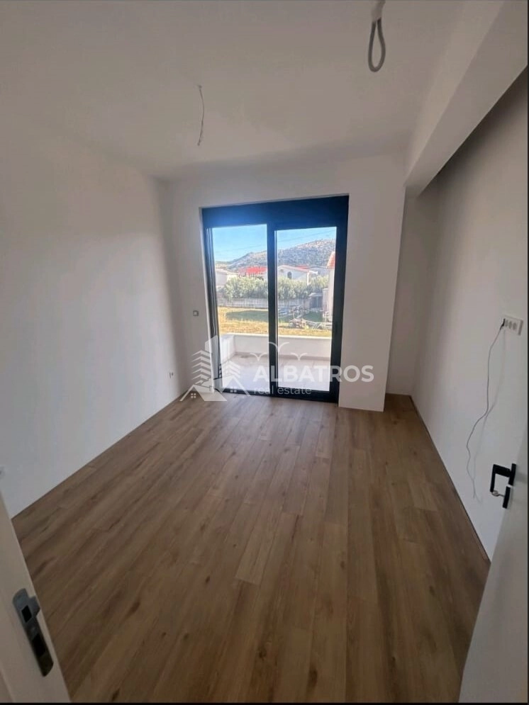 Trosobna-kuca-sa-terasama-u-Polju-Bar-8 Kuća sa dvije terase u Polju, Bar — fotografija 9