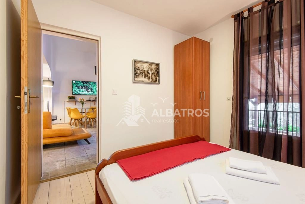 Trospratna-kamena-kuca-sa-dvoristem-Dobra-Voda-Bar-11 Izdavanje: Kuća 600 m² – Dobra Voda, Bar — fotografija 12