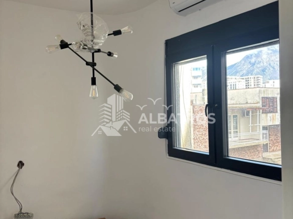 Poslovni prostor 34 m² u centru Bara