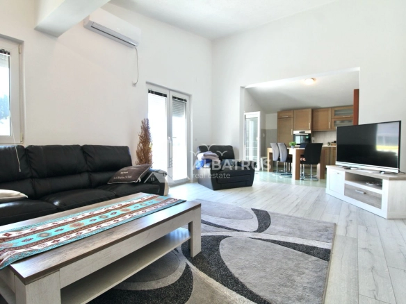 Izdavanje: Trosoban stan 130 m² – Čeluga, Bar — fotografija 2