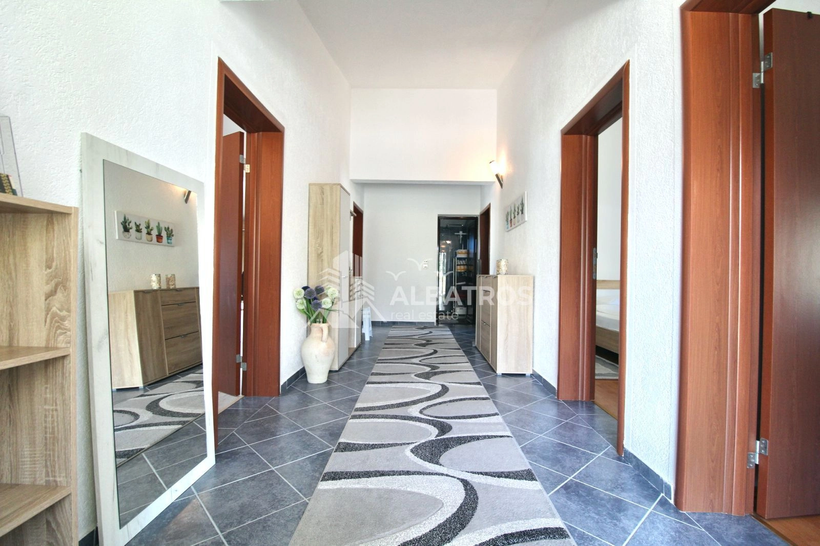 Trosoban-stan-na-drugom-spratu-kuce-Celuga-Bar-5 Izdavanje: Trosoban stan 130 m² – Čeluga, Bar — fotografija 6