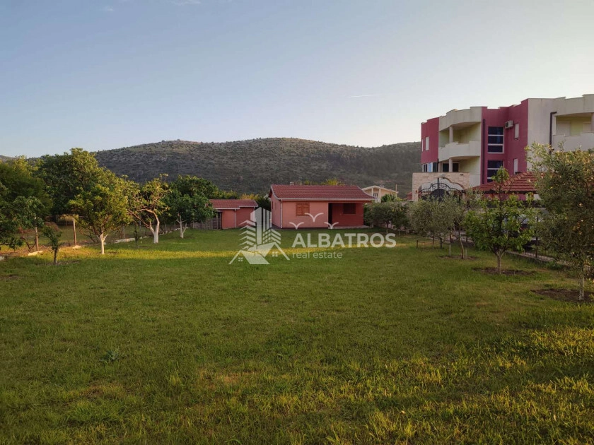 Kuca-sa-placom-i-vocnjakom-u-Tombi-Bar Kuća sa placom i voćnjakom u Tombi