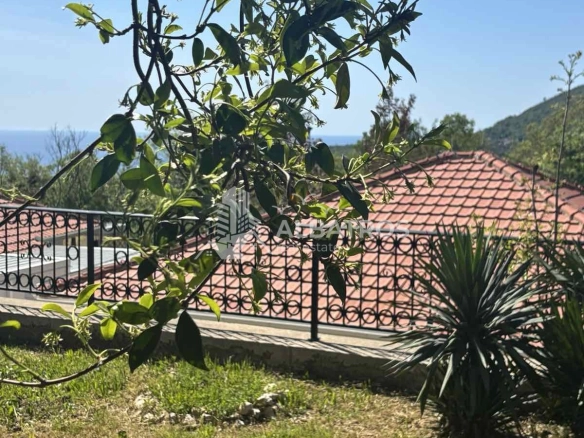 Prizemna kuća sa pogledom na more i planine
