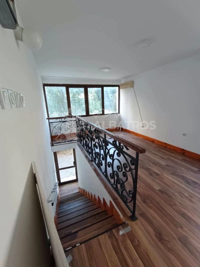 Poslovni prostor na uglu zgrade u centru Bara — fotografija 2