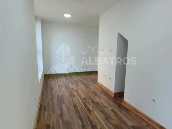 Poslovni prostor na uglu zgrade u centru Bara — fotografija 3