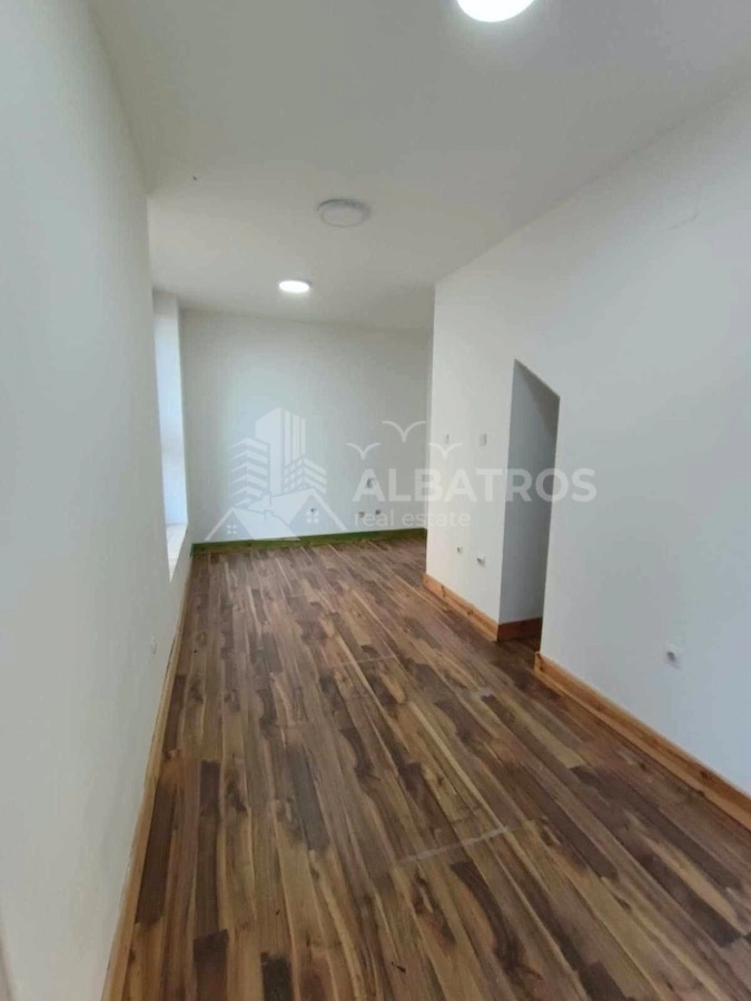 Poslovni prostor na uglu zgrade u centru Bara — fotografija 3