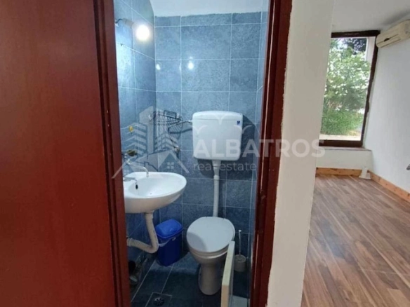Poslovni prostor na uglu zgrade u centru Bara — fotografija 5