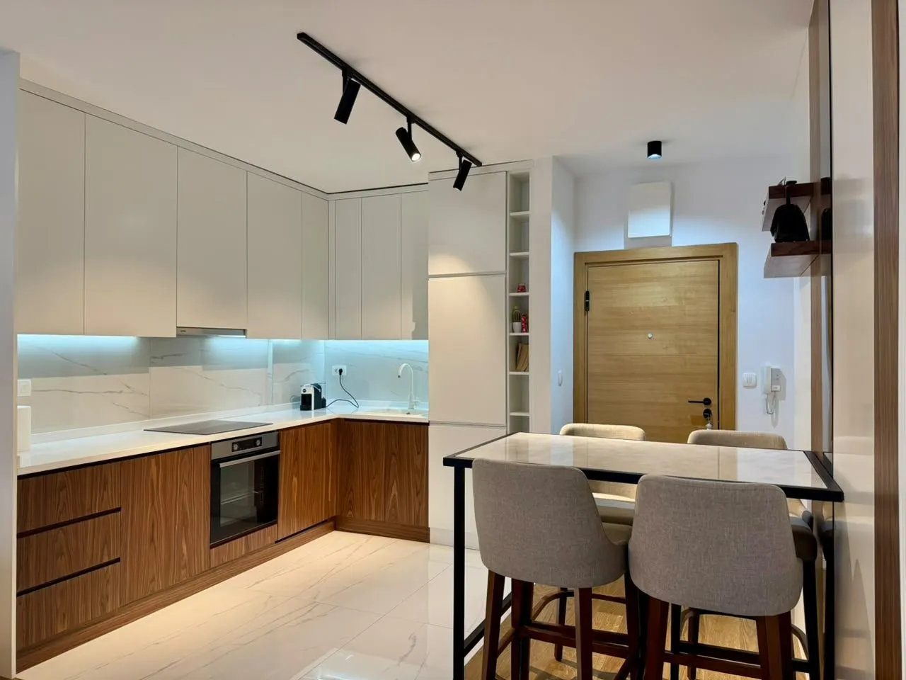 Dvosoban-stan-u-centru-Budve-1 Izdavanje: Dvosoban stan 67 m² – Budva — fotografija 2