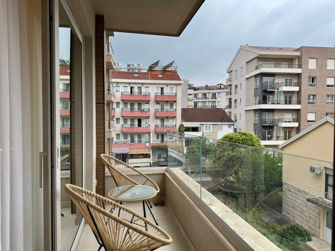 Dvosoban-stan-u-centru-Budve-14 Izdavanje: Dvosoban stan 67 m² – Budva — fotografija 15