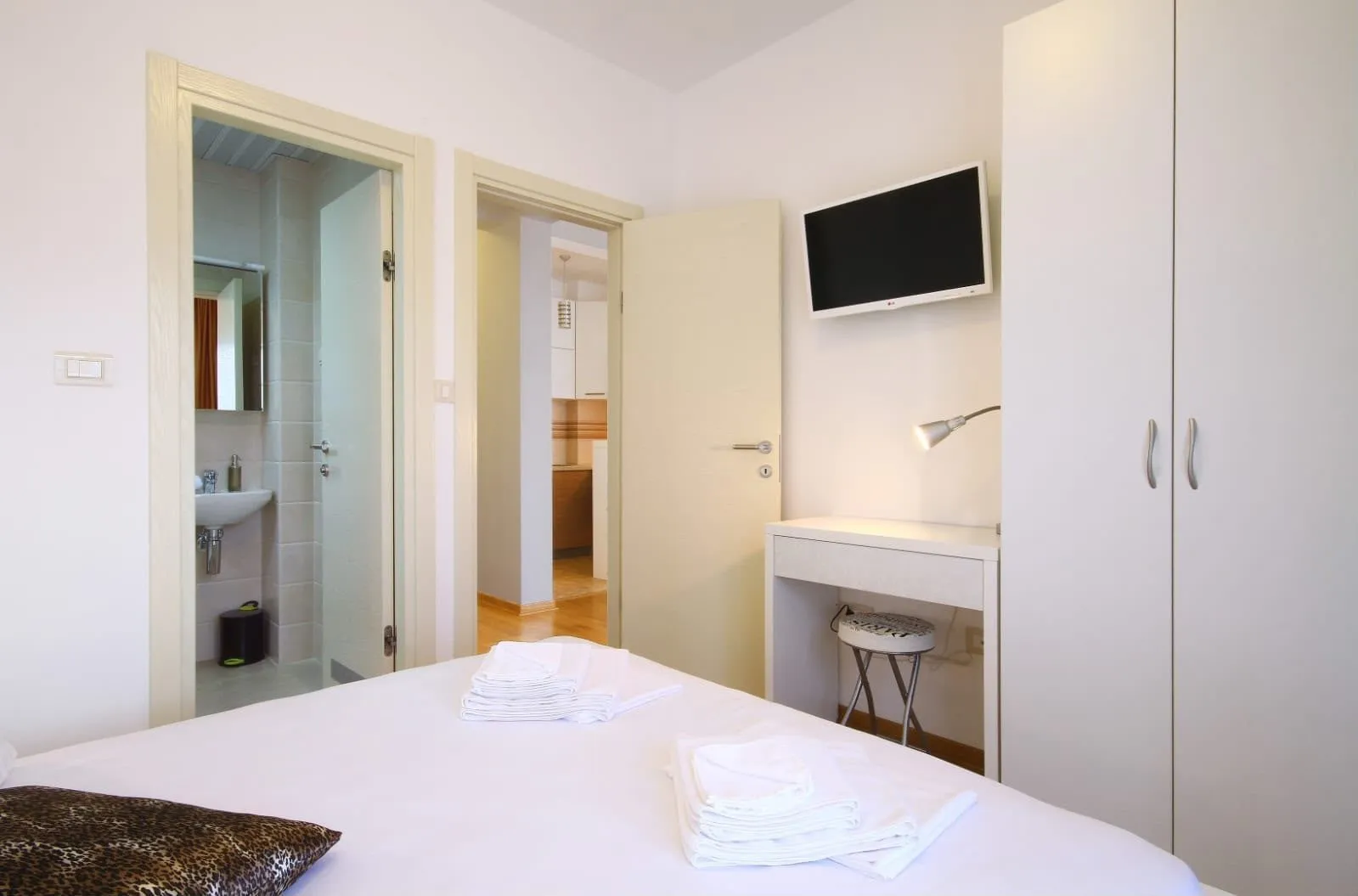 Moderan-dvosoban-stan-za-izdavanje-u-Budvi-1 Izdavanje: Dvosoban stan 75 m² – Gospoština, Budva — fotografija 2