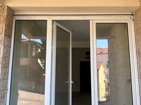 Garsonjera na Lazima