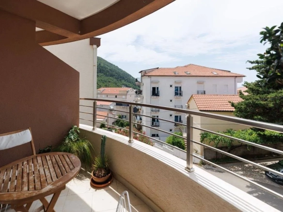 Dvosoban stan sa terasom u naselju Lazi, Budva — fotografija 7