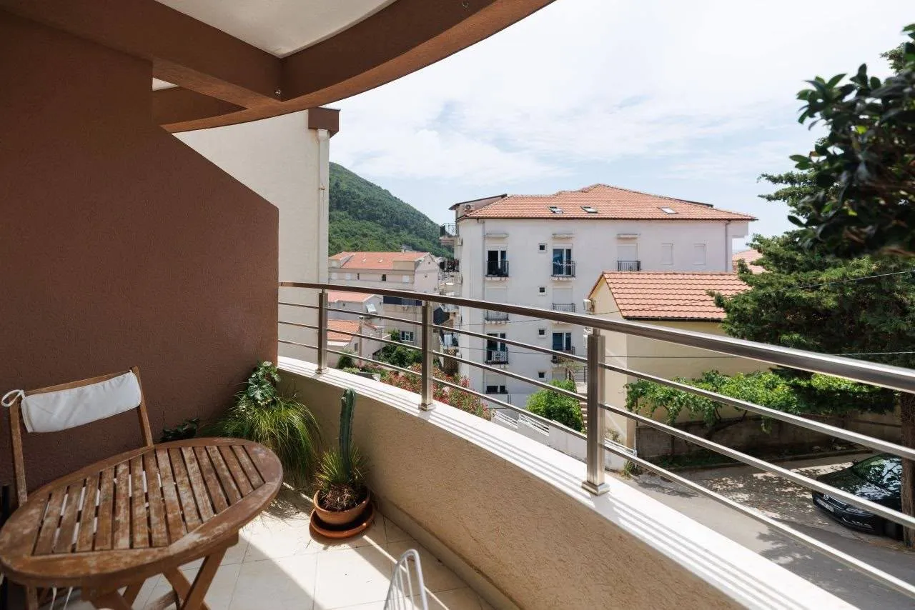 Dvosoban-stan-sa-terasom-na-Lazima-Budva-6 Dvosoban stan sa terasom u naselju Lazi, Budva — fotografija 7