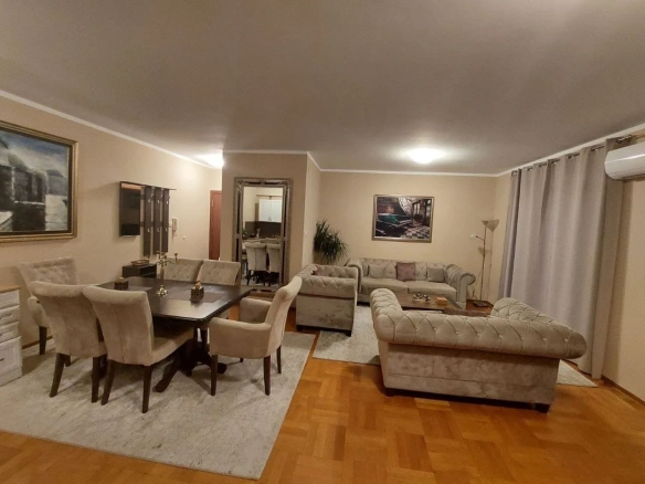Dvosoban stan sa pogledom na more u Bečićima