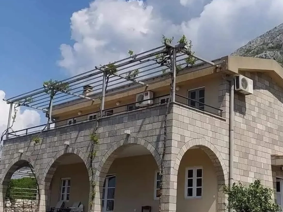 Renovirana kuća sa pogledom na more