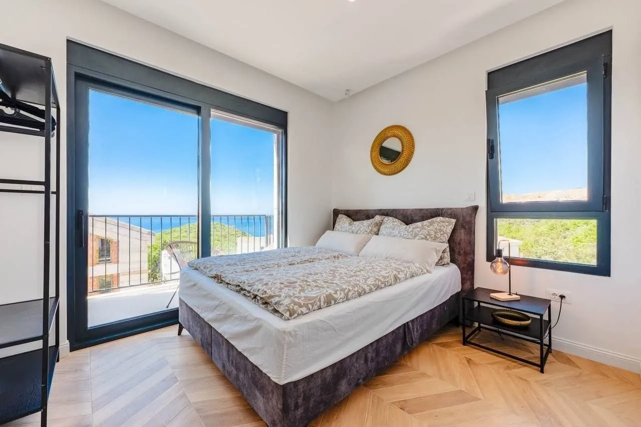 Kuca-sa-bazenom-u-Rezevicima-Budva-1 Izdavanje: Kuća 220 m² – Reževići, Budva — fotografija 2