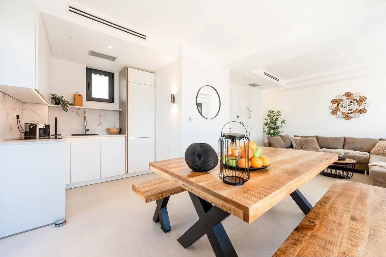 Kuca-sa-bazenom-u-Rezevicima-Budva-2 Izdavanje: Kuća 220 m² – Reževići, Budva — fotografija 3