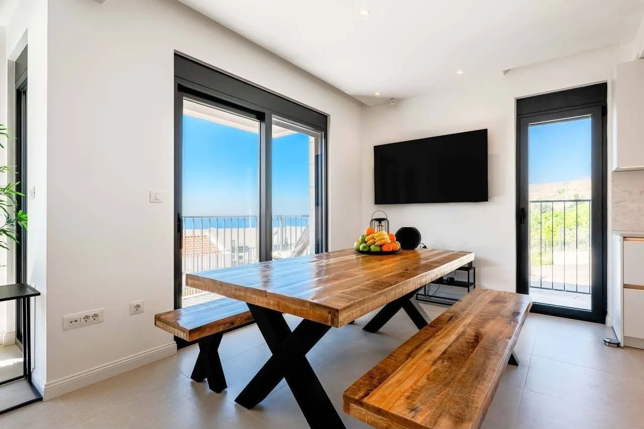 Kuca-sa-bazenom-u-Rezevicima-Budva-5 Izdavanje: Kuća 220 m² – Reževići, Budva — fotografija 6