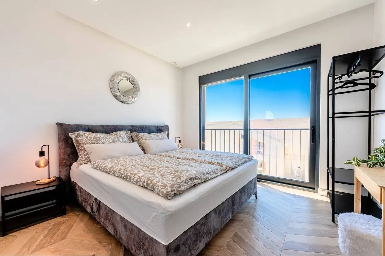 Kuca-sa-bazenom-u-Rezevicima-Budva-6 Izdavanje: Kuća 220 m² – Reževići, Budva — fotografija 7