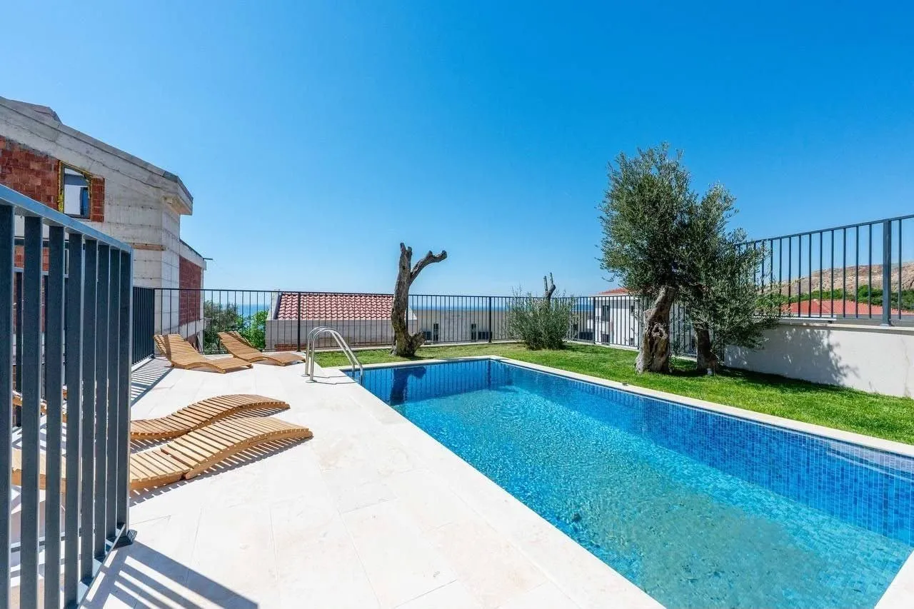 Kuca-sa-bazenom-u-Rezevicima-Budva-7 Izdavanje: Kuća 220 m² – Reževići, Budva — fotografija 8